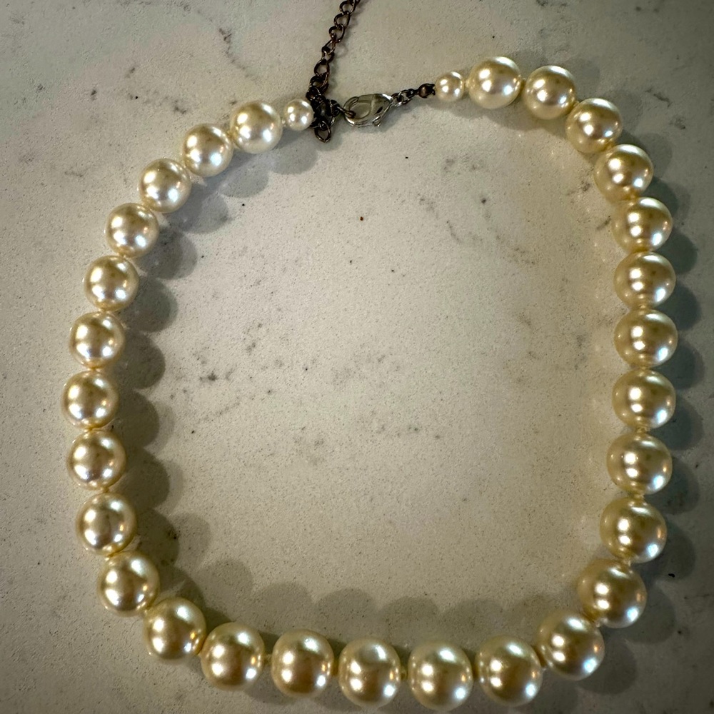 Chunky pearl choker necklace.